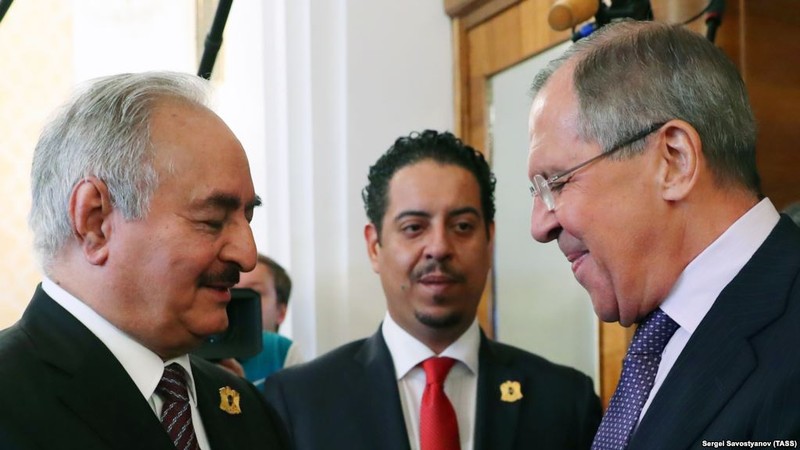 Ông Khalifa Haftar (trái) và Ngoại trưởng Nga Sergey Lavrov (phải) Ông Khalifa Haftar (trái) và Ngoại trưởng Nga Sergey Lavrov (phải)
