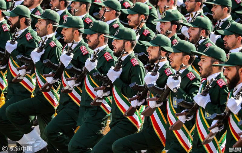 Các binh sĩ Lực lượng Vệ binh cách mạng Islam Iran (IRGC) diễu binh. Các binh sĩ Lực lượng Vệ binh cách mạng Islam Iran (IRGC) diễu binh.