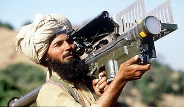 Tên lửa phòng không tầm thấp Stinger trong tay lính Taliban Tên lửa phòng không tầm thấp Stinger trong tay lính Taliban