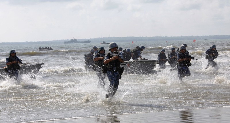 Huấn luyện đổ bộ đánh chiếm đảo.