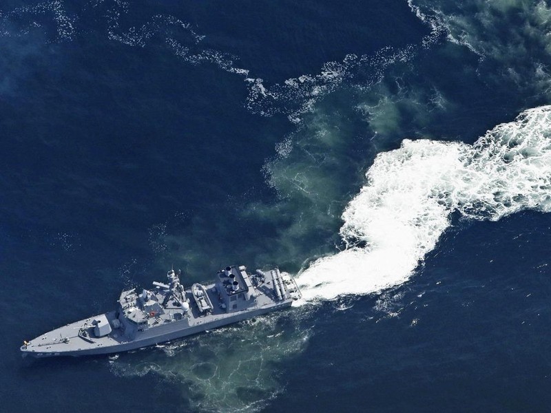 Một chiếc tàu Nhật chạy giữa váng dầu được cho là gần nơi chiếc F-35A rơi xuống Một chiếc tàu Nhật chạy giữa váng dầu được cho là gần nơi chiếc F-35A rơi xuống