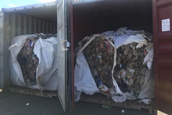 Những container rác cúa Canada vứt lăn lóc, đang dần phân hủy tại các bến cảng Philippines