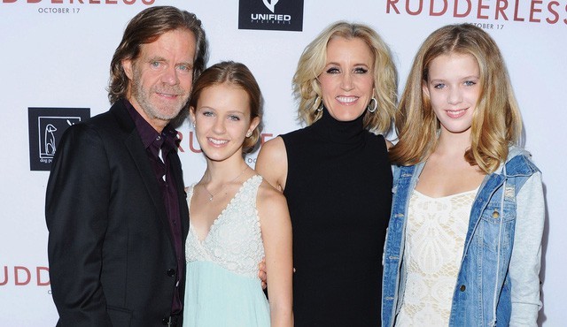 Nữ minh tinh Felicity Huffman cùng chồng và các con Nữ minh tinh Felicity Huffman cùng chồng và các con