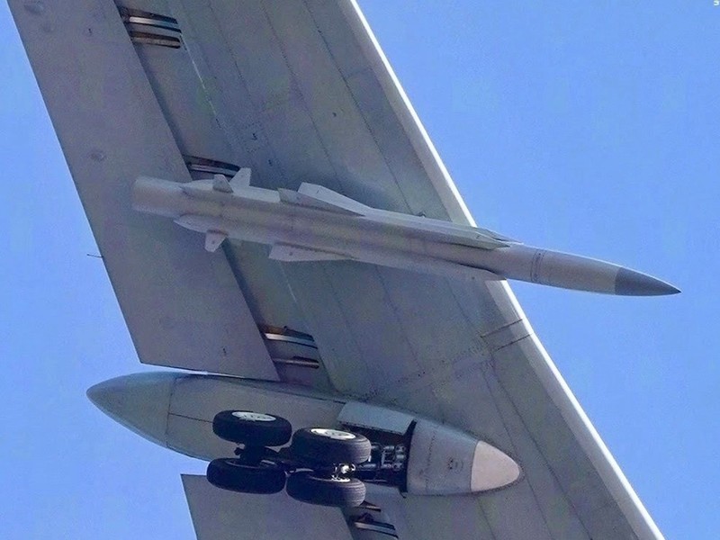 Tên lứa chống hạm siêu thanh tầm xa YJ-12 mang trên H-6K và H-6J