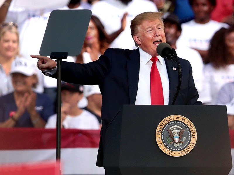 Donald Trump nói, ông có thể sẽ điện đàm với Tập Cận Bình, nhưng cũng cho biết các quan chức Mỹ đã bắt đầu làm thủ tục để gia tăng mức thuế trừng phạt đối với 200 tỷ USD hàng hóa Trung Quốc Donald Trump nói, ông có thể sẽ điện đàm với Tập Cận Bình, nhưng cũng cho biết các quan chức Mỹ đã bắt đầu làm thủ tục để gia tăng mức thuế trừng phạt đối với 200 tỷ USD hàng hóa Trung Quốc