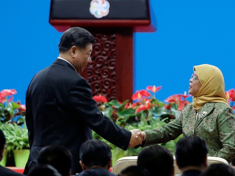 Ông Tập Cận Bình bắt tay bà Tổng thống Singapore Halimah Yacob trong phòng họp
