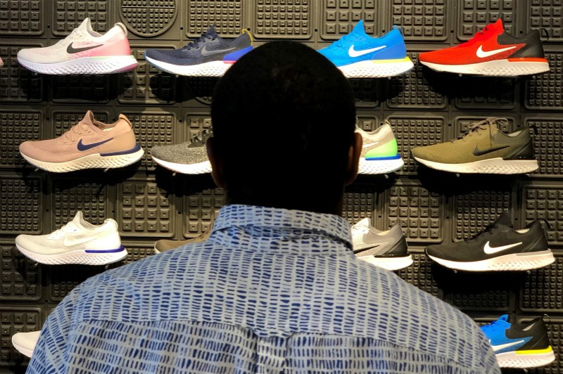 Việc tăng thuế đánh vào sản phẩm giày dép nhập từ Trung Quốc sẽ gây thiệt hại cho cả ngành sản xuất giày dép và người tiêu dùng Mỹ Việc tăng thuế đánh vào sản phẩm giày dép nhập từ Trung Quốc sẽ gây thiệt hại cho cả ngành sản xuất giày dép và người tiêu dùng Mỹ