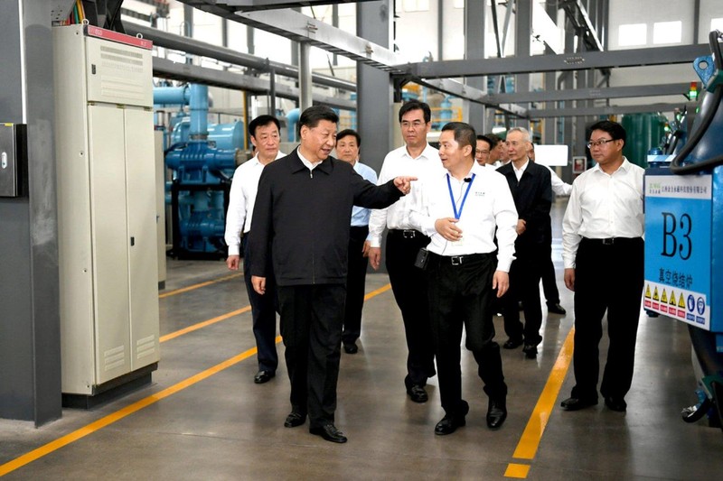 Việc ông Tập Cận Bình đi thăm công ty chế biến đất hiếm ở Giang Tây được cho là tỏ ý Trung Quốc có thể sử dụng đất hiếm làm vũ khí để gây áp lực về mậu dịch với Mỹ Việc ông Tập Cận Bình đi thăm công ty chế biến đất hiếm ở Giang Tây được cho là tỏ ý Trung Quốc có thể sử dụng đất hiếm làm vũ khí để gây áp lực về mậu dịch với Mỹ