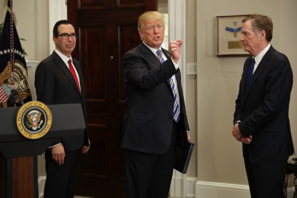 Tổng thống Donald Trump và các ông Robert Lighthizer (phải), Steven Mnuchin (trái) trao đổi quyết định tăng thuế sau khi Trung Quốc rút lại những điều đã thỏa thuận.