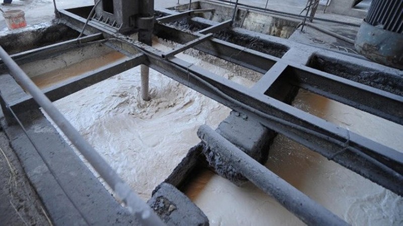 Đất hiếm đang được tinh luyện trong dây chuyền chế biến