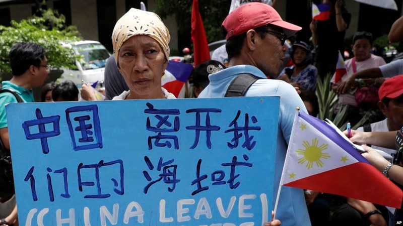 Người dân Philippines biểu tình phản đối tàu cá Trung Quốc đâm chìm tàu của ngư dân Philippines mà không cứu Người dân Philippines biểu tình phản đối tàu cá Trung Quốc đâm chìm tàu của ngư dân Philippines mà không cứu