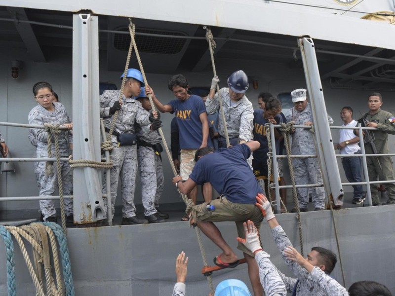 Ngày 14/6, các ngư dân trên con tàu bị nạn sau khi được tàu cá Việt Nam cứu được chuyển lên tàu hải quân Philippines để vào bờ Ngày 14/6, các ngư dân trên con tàu bị nạn sau khi được tàu cá Việt Nam cứu được chuyển lên tàu hải quân Philippines để vào bờ