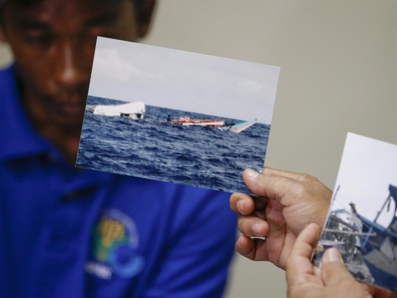 Ông Emmanuel Pino Bộ trưởng Nông nghiệp Philippines công bố hình ảnh cho thấy hình ảnh chiếc tàu đánh cá của Philippines bị hư hại sau cú đâm của tàu Trung Quốc Ông Emmanuel Pino Bộ trưởng Nông nghiệp Philippines công bố hình ảnh cho thấy hình ảnh chiếc tàu đánh cá của Philippines bị hư hại sau cú đâm của tàu Trung Quốc