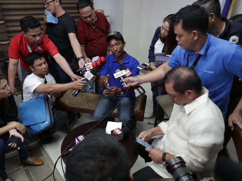 Một ngư dân được cứu kể lại tại cuộc họp báo chuyện tàu Trung Quốc đã đâm chìm tàu của ông và việc ông cùng các bạn nghề đã được các ngư dân Việt Nam cứu sống Một ngư dân được cứu kể lại tại cuộc họp báo chuyện tàu Trung Quốc đã đâm chìm tàu của ông và việc ông cùng các bạn nghề đã được các ngư dân Việt Nam cứu sống