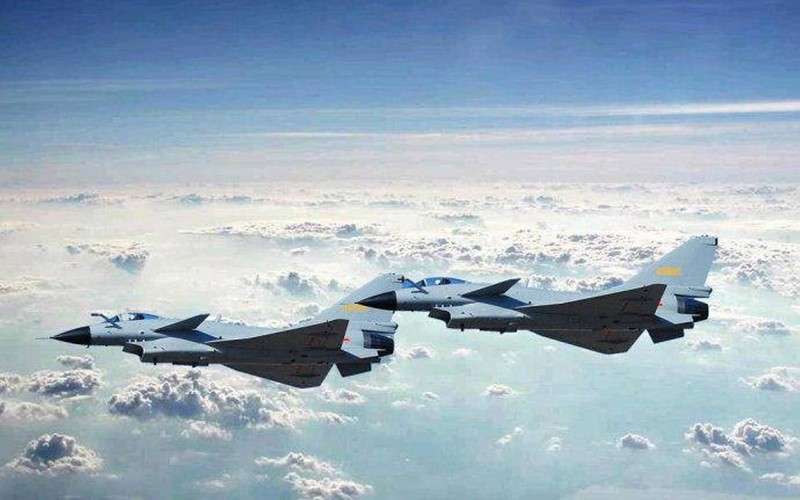 Một biên đội J-10 đang tuần tra trên biển Một biên đội J-10 đang tuần tra trên biển