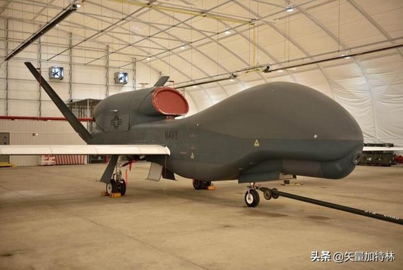 Một trong số 4 chiếc RQ-4A BAMS-D còn lại đỗ trong lán Một trong số 4 chiếc RQ-4A BAMS-D còn lại đỗ trong lán