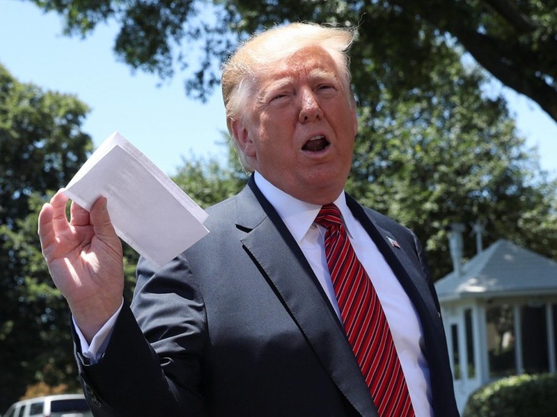 Ông Donald Trump khoe với báo chí lá thư chúc mừng sinh nhật của nhà lãnh đạo Triều Tiên Kim Jong-un