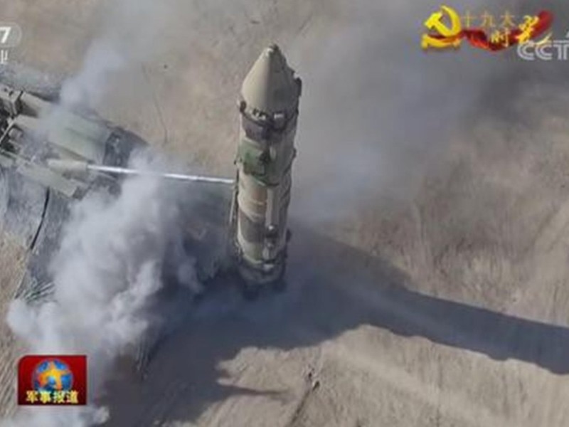 Xe chở kiêm bệ phóng di động tên lửa DF-21D huấn luyện triển khai ngay trên mặt quốc lộ