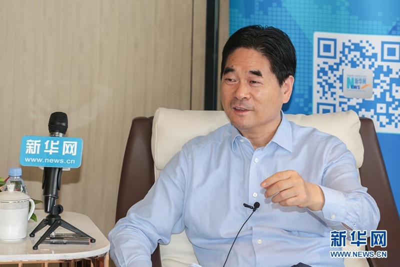 Vương Chấn Hoa từng là nhân vật được giới truyền thông săn đón. Ảnh: Hoa đang trả lời phỏng vấn của phóng viên Tân Hoa xã