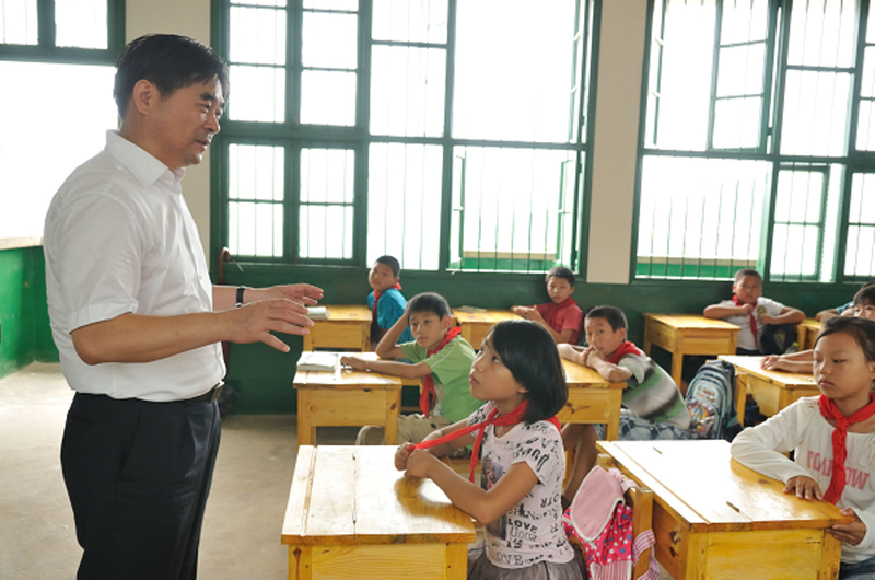 Trong vai nhà từ thiện, kẻ bênh hoạn đã đến các trường học để rao giảng về đạo đức