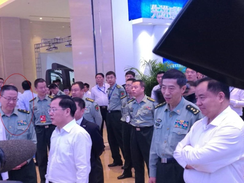 Tướng Tiền Vệ Bình (người trong vòng tròn đỏ) đã bị thông báo trong nội bộ quân đội là đã bị bắt vì làm gián điệp cho CIA Tướng Tiền Vệ Bình (người trong vòng tròn đỏ) đã bị thông báo trong nội bộ quân đội là đã bị bắt vì làm gián điệp cho CIA