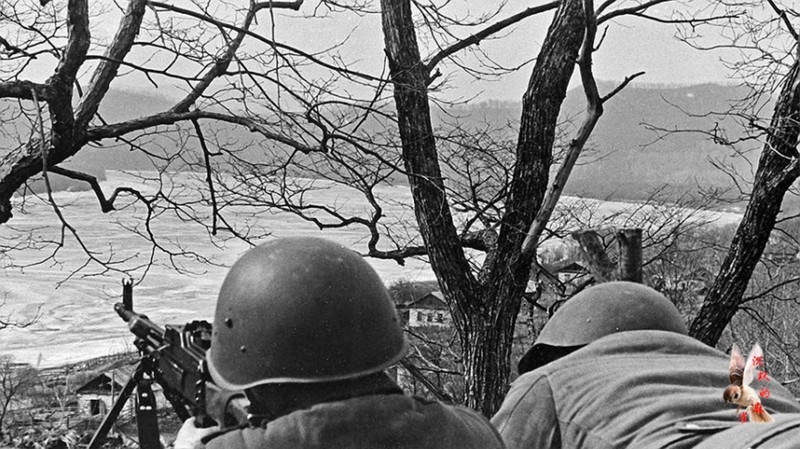 Binh sĩ Liên Xô trên đảo Trân Bảo trước khi xảy ra xung đột. Phía trước là bờ sông phía Trung Quốc