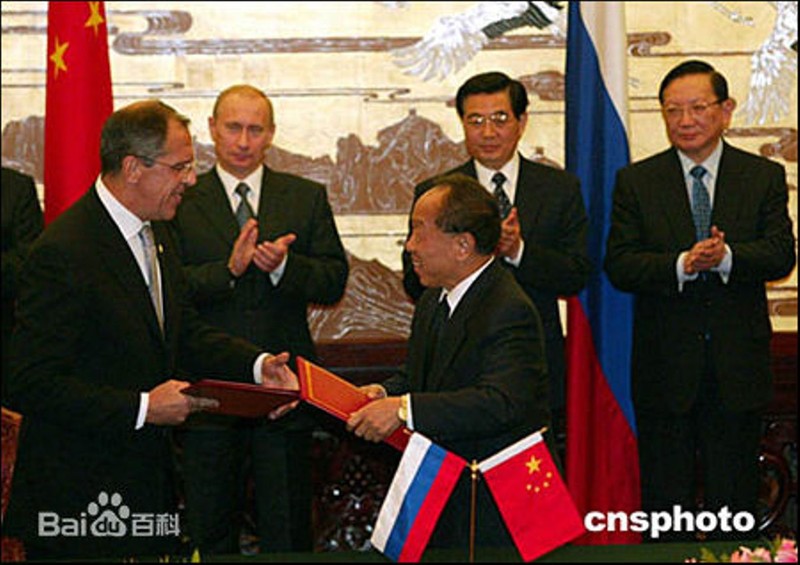 Bộ trưởng Ngoại giao Trung Quốc Lý Triệu Tinh và Bộ trưởng Ngoại giao Nga Sergei Lavrov ký Thỏa ước hoàn thành chuyển giao các đảo theo Hiệp định đảo Hắc Hạt Tử dưới sự chứng kiến của Tổng thống Vladimir Putin và Chủ tịch Hồ Cẩm Đào, ngày 2/6/2005