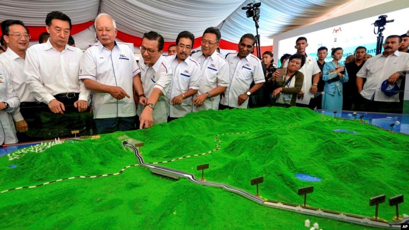 Cựu Thủ tướng Najib Razak (thứ ba, từ trái sang) tại lễ khởi công công trình đường ống Cựu Thủ tướng Najib Razak (thứ ba, từ trái sang) tại lễ khởi công công trình đường ống