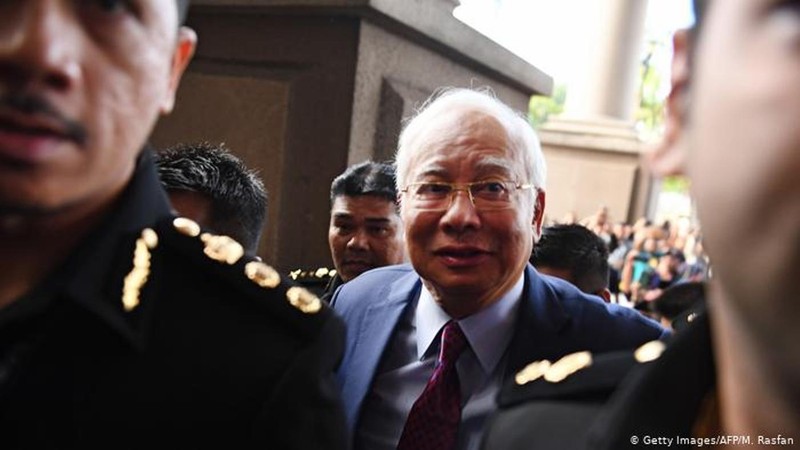 Cựu Thủ tướng Najib Razak đã bị bắt và điều tra vì tội tham nhũng Cựu Thủ tướng Najib Razak đã bị bắt và điều tra vì tội tham nhũng