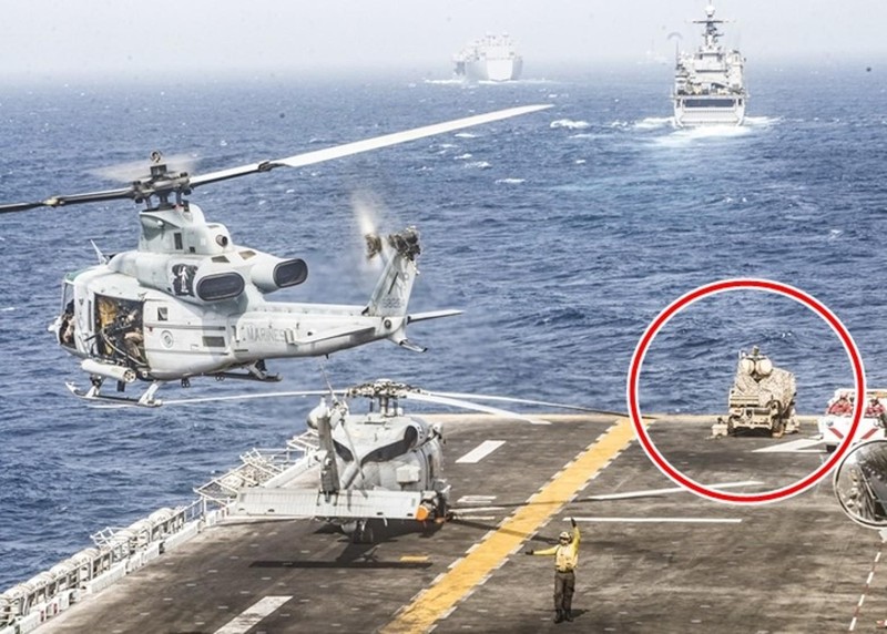 Boong tàu USS Boxer với hệ thống gây nhiễu điện tử chống máy bay không người lái (trong vòng tròn) Boong tàu USS Boxer với hệ thống gây nhiễu điện tử chống máy bay không người lái (trong vòng tròn)