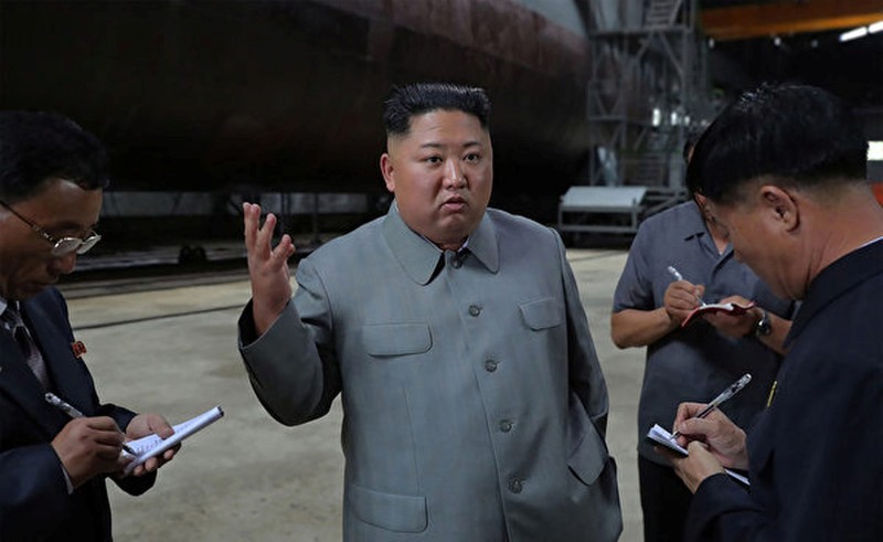Hôm 23/7, nhà lãnh đạo Kim Jong Un đã đi kiểm tra một tàu ngầm của quân đội Triều Tiên Hôm 23/7, nhà lãnh đạo Kim Jong Un đã đi kiểm tra một tàu ngầm của quân đội Triều Tiên