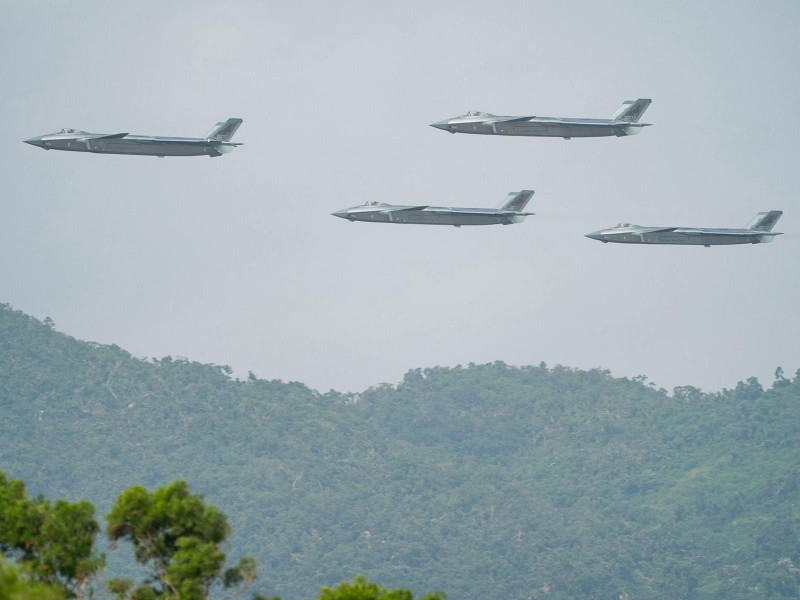 Không quân là quân chủng "vô cùng quan trọng" với đội máy bay và tên lửa phòng không vừa tự sản xuất trong nước vừa đầu tư mua sắm những loại trang bị hiện đại từ Nga