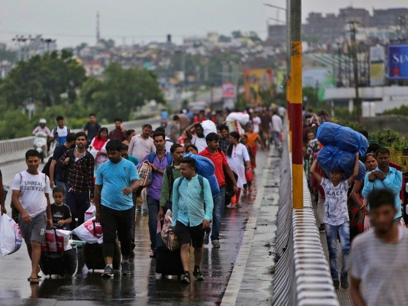 Dòng người rời Kashmir đi lánh nạn đã bắt đầu xuất hiện