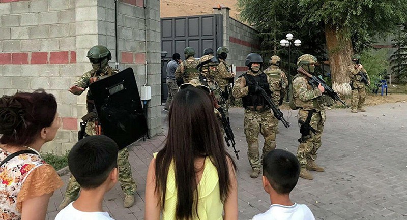 Các binh sỹ lực lượng đặc biệt bao vây nhà ông Atambayev Các binh sỹ lực lượng đặc biệt bao vây nhà ông Atambayev