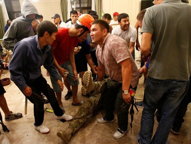 Những người ủng hộ cựu tổng thống Atambayev bắt giữ binh sữ lực lượng đặc biệt