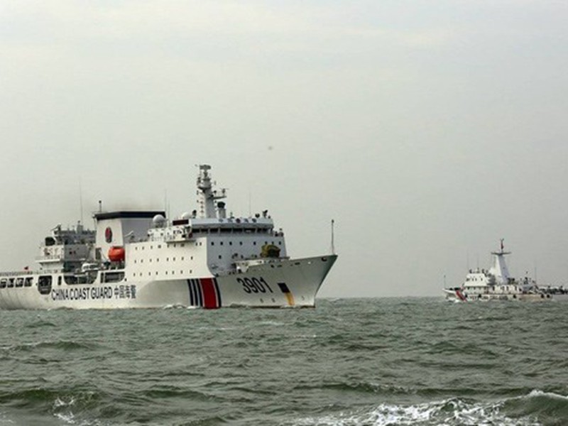 Tàu cảnh sát biển Việt Nam và tàu hải cảnh Trung Quốc đối đầu trên vùng biển gần bãi Tư Chính Tàu cảnh sát biển Việt Nam và tàu hải cảnh Trung Quốc đối đầu trên vùng biển gần bãi Tư Chính