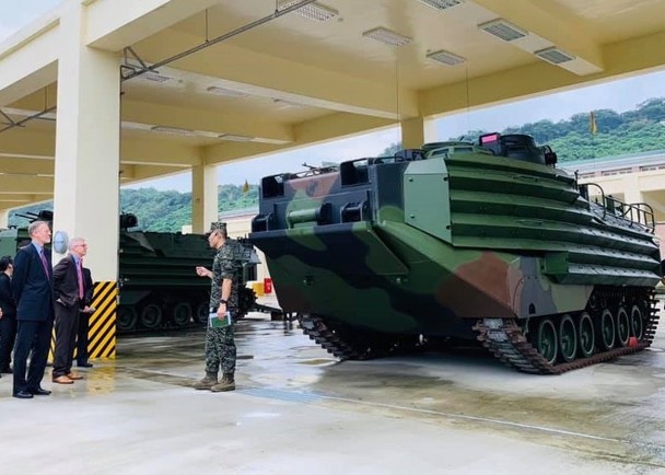 Ông Brent Christensen chụp ảnh bên cạnh xe lội nước tấn công AAV-7 của hải quân Đài Loan