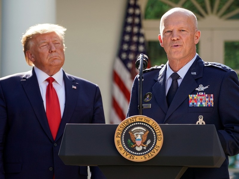 Tổng thống Donald Trump và tướng John Raymond, Tư lệnh đầu tiên của SpaceCom