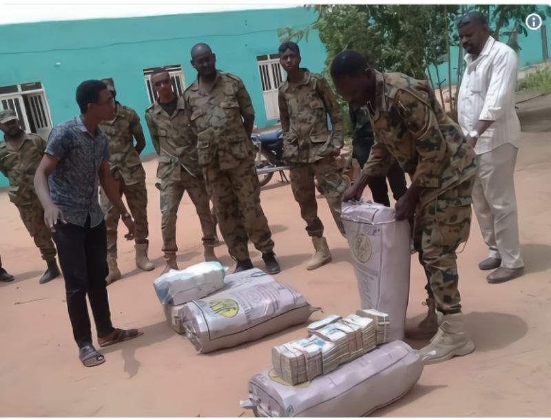 Tiền mặt thu được tại nhà riêng ông Omar al-Bashir 4 bao tải loại 50kg chứa không hết. (Ảnh: Radio Dabanga) Tiền mặt thu được tại nhà riêng ông Omar al-Bashir 4 bao tải loại 50kg chứa không hết. (Ảnh: Radio Dabanga)