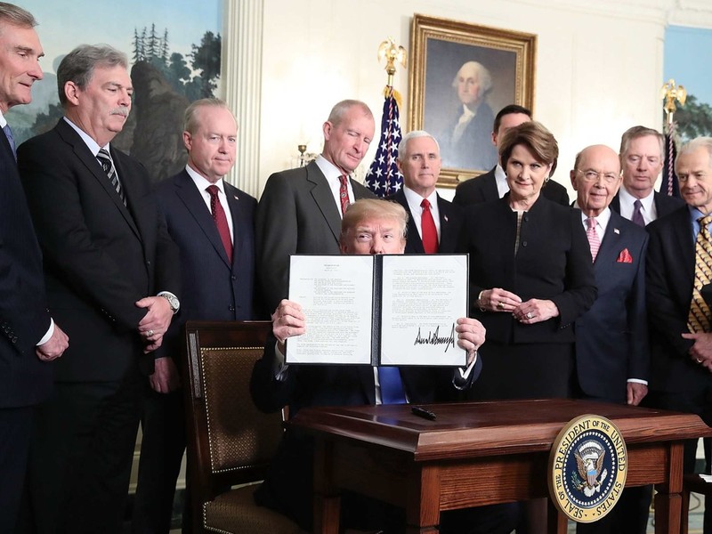 Ông Donald Trump ký quyết định gia tăng mức thuế đối với hàng hóa Trung Quốc nhập khẩu Mỹ. Ảnh: Internet Ông Donald Trump ký quyết định gia tăng mức thuế đối với hàng hóa Trung Quốc nhập khẩu Mỹ. Ảnh: Internet