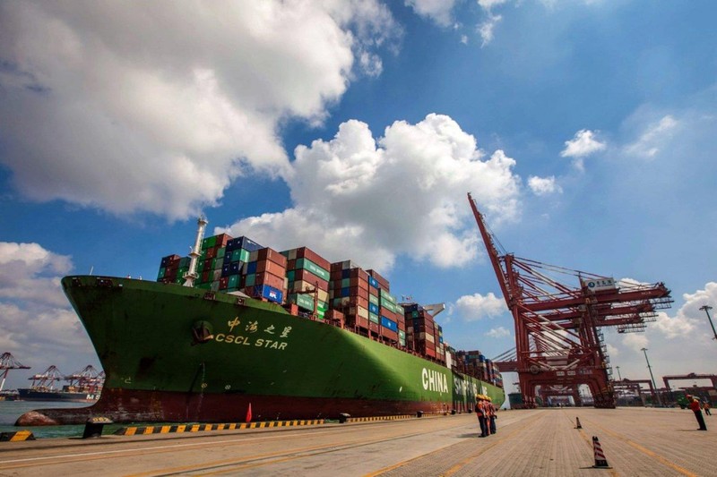 Một con tàu đang lên hàng tại cảng Thanh Đảo. Ông Trump hiện đã nâng mức thuế quan của Mỹ lên mức cao nhất kể nừ năm 1960. Ảnh: AFP/Getty Images Một con tàu đang lên hàng tại cảng Thanh Đảo. Ông Trump hiện đã nâng mức thuế quan của Mỹ lên mức cao nhất kể nừ năm 1960. Ảnh: AFP/Getty Images