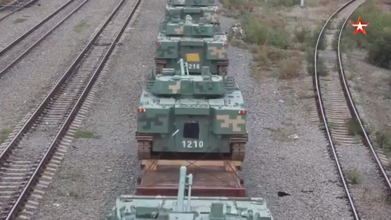 Các phương tiện quân sự được chuyển từ Trung Quốc tới bằng tàu hỏa. Ảnh: Guancha Các phương tiện quân sự được chuyển từ Trung Quốc tới bằng tàu hỏa. Ảnh: Guancha