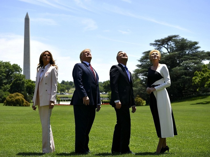 Vợ chồng Tổng thống Mỹ Donald Trump và vợ chồng Tổng thống Ba Lan Andrzej Duda xem máy bay F-35A bay lượn trên bầu trời khu vực Nhà Trắng ra mắt khách Ba Lan hôm 12/6/2019. Ảnh: Đa Chiều