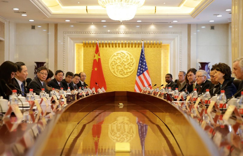 Bà Elaine Chao dẫn đầu đoàn Bộ Giao thông Vận tải Mỹ hội đàm với phía Trung Quốc trong chuyến thăm Trung Quốc năm 2018. Ảnh: New York Times