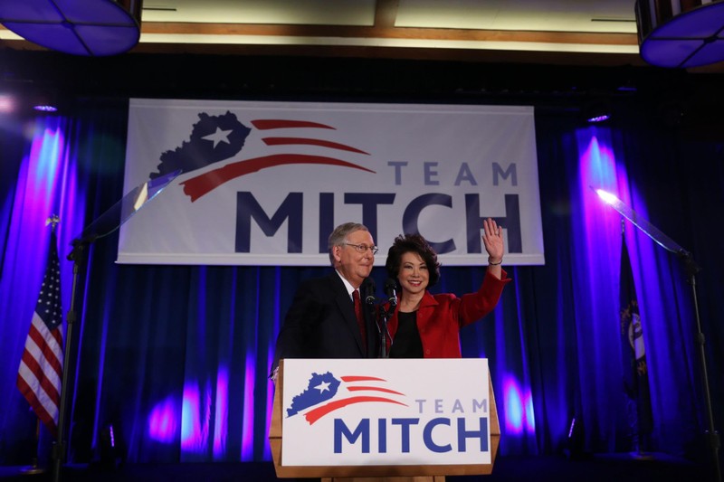 Bà Elaine Chao và chồng, Thượng nghị sỹ Mitch McConnell đã nhận được hàng chục triệu USD ủng hộ của gia đình bà trong chiến dịch tranh cử. Ảnh: New York Times