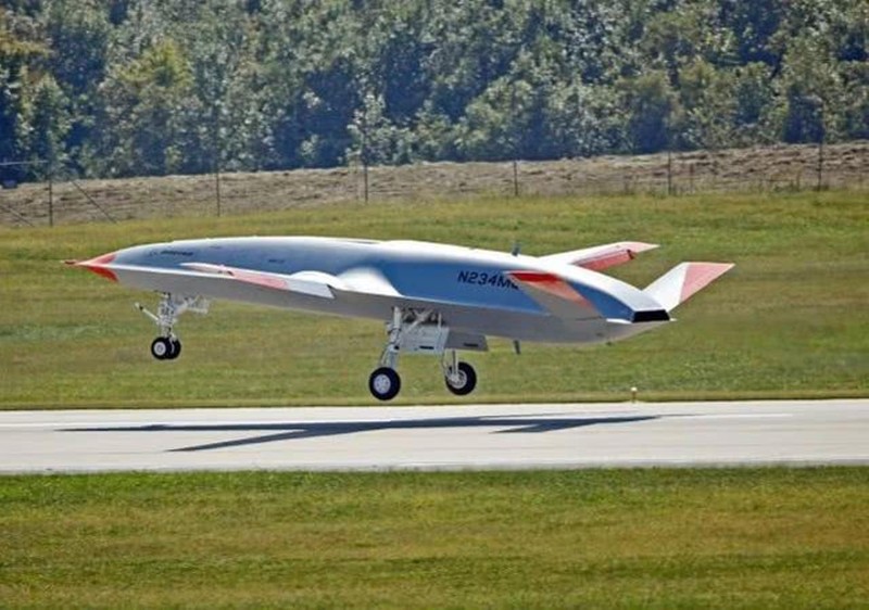 Giám đốc dự án MQ-25 của hãng Boeing, ông Dave Bujold nói, đây là một bước quan trọng để đưa máy bay không người lái lên boong tàu sân bay. Ông nói trong cuộc họp báo: “Chiếc MQ-25 Stingray bay trên bầu trời là bằng chứng cho thấy sự hợp tác giữa đội ngũ của công ty Boeing và Hải quân về công nghệ, hệ thống và quy trình để giúp đưa MQ-25 lên tàu sân bay. Chiếc máy bay và kế hoạch thử nghiệm chuyến bay của nó đảm bảo rằng chúng tôi sẽ giao MQ-25 cho các biên đội tàu sân bay, đáp ứng mọi yêu cầu để Hải quân Mỹ đủ khả năng thực hiện các nhiệm vụ quan trọng một cách an toàn và đáng tin cậy”.