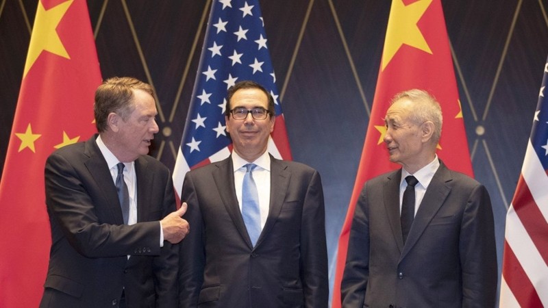 Ngày 10 và 11 tháng 10 tới, Phó Thủ tướng Trung Quốc Lưu Hạc (phải) sẽ dẫn đầu phái đoàn Trung Quốc tới Washington để đàm phán với Đại diện thương mại Robert Lighthizer và Bộ trưởng Tài chính Mỹ Steven Mnuchin (giữa) Ngày 10 và 11 tháng 10 tới, Phó Thủ tướng Trung Quốc Lưu Hạc (phải) sẽ dẫn đầu phái đoàn Trung Quốc tới Washington để đàm phán với Đại diện thương mại Robert Lighthizer và Bộ trưởng Tài chính Mỹ Steven Mnuchin (giữa)