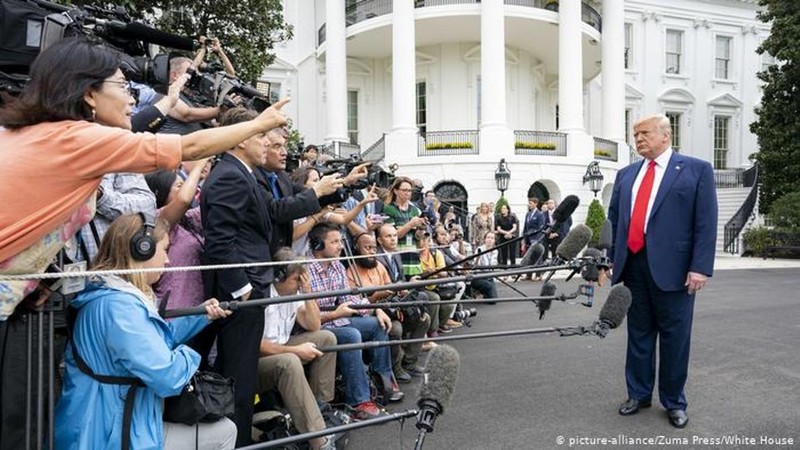 Ngày 3/10, ông Trump nói với các nhà báo tại Nhà Trắng: “Trung Quốc cần phải bắt đầu điều tra về gia đình Biden” Ngày 3/10, ông Trump nói với các nhà báo tại Nhà Trắng: “Trung Quốc cần phải bắt đầu điều tra về gia đình Biden”
