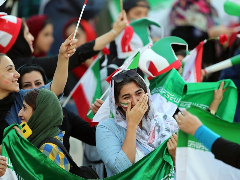 Niềm vui khi được lần đầu vào sân xem thi đấu bóng đá nam