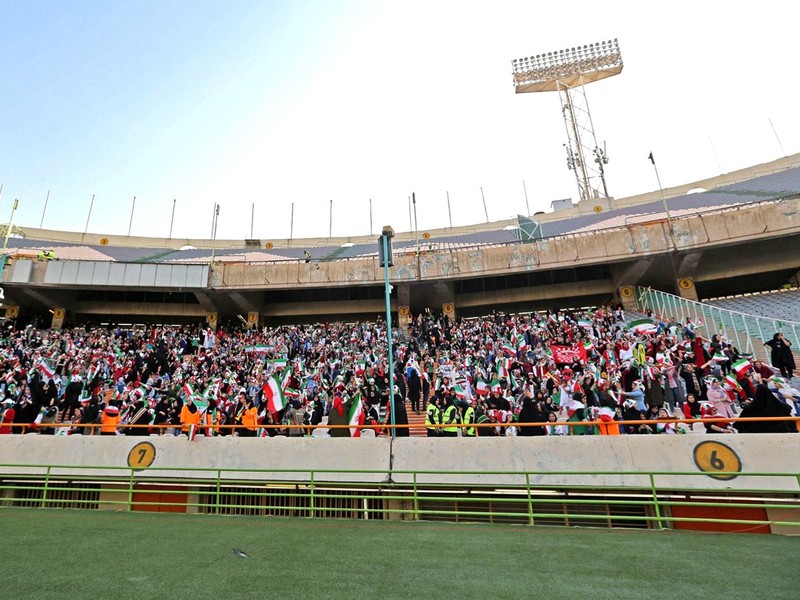 Khu vực các nữ cổ động viên ngồi được quây riêng, cách khu khán giả nam 200 mét